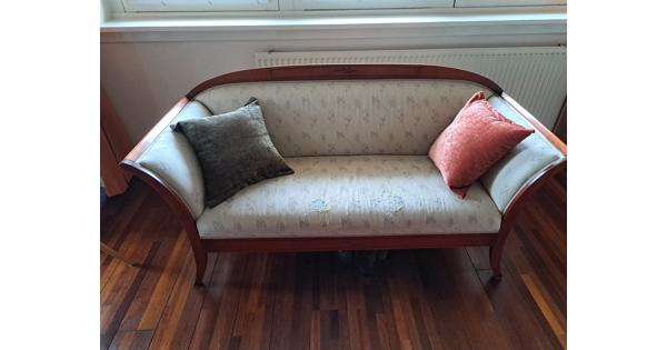 Sierlijk bankje van notenhout